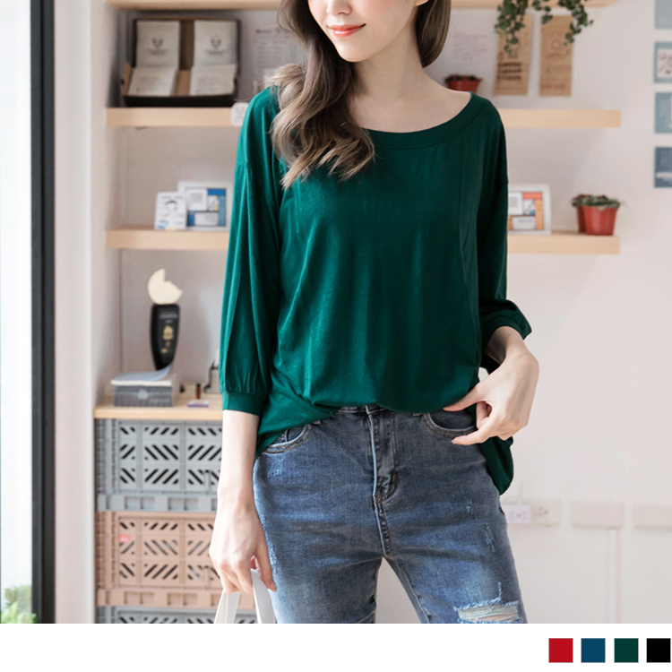 垂墜感佳的純色面料提升整體氣質， 寬圓領設計也可斜肩穿著，呈現微性感的穿搭小心機 ! 七分袖款式可修飾手臂線條更顯纖細 ! 簡單搭配牛仔褲輕鬆打造休閒look ! ************** 小提醒