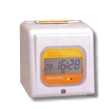 商品特色:全新設計，時髦外型，配合辦公室擺設。大型鐘面顯示，清晰易讀。精準耐用，月底，閏年皆自動修正。可設定每日不同作息時間。卡式雙色色帶，上班遲到打卡變紅色。音樂響鈴，可外接喇叭輸出。字輪印字，打印