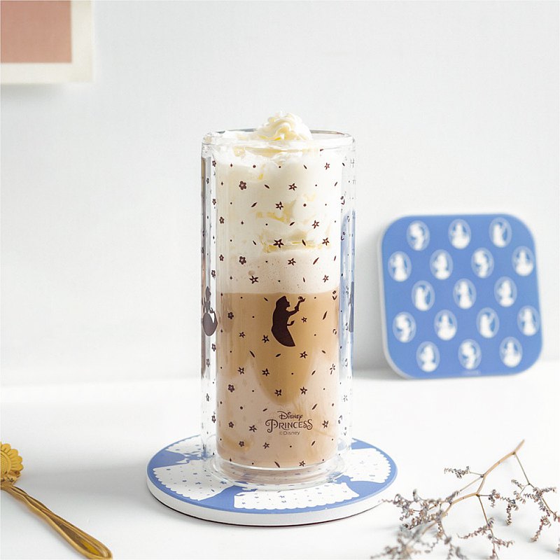 公主小碎花搭配通透清爽的雙層設計， 即使是裝開水都好夢幻！ 仔細看其中迪士尼公主的美麗剪影， 在裝進飲料時更顯精緻優雅~