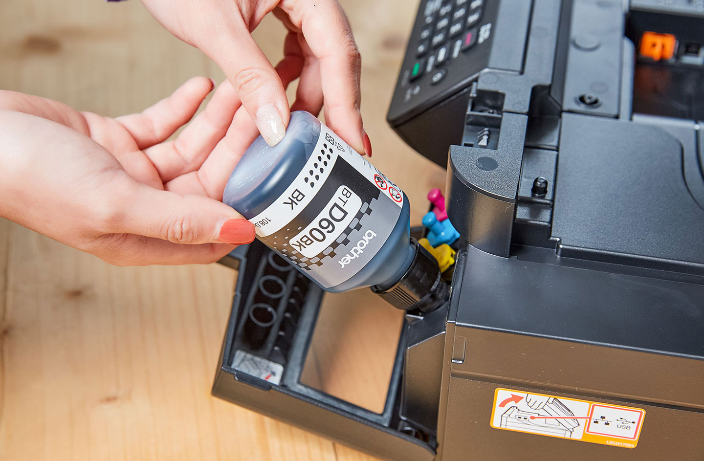 移除墨水槽瓶蓋後，將對應墨水的瓶口打開，以 45度角傾斜的方式將瓶口插入墨槽口，墨水即會自動注入，可在瓶身稍稍施力來加入墨水流入。