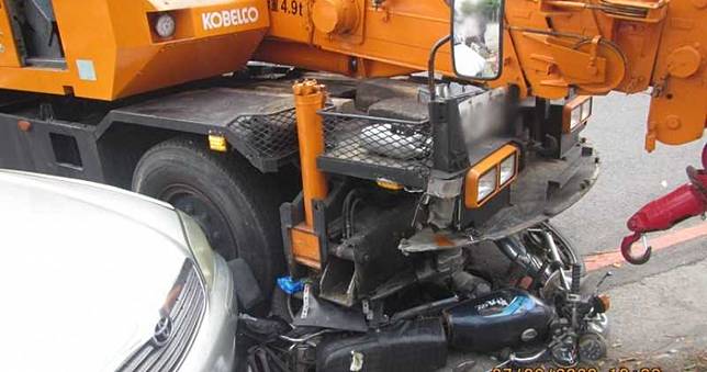 螃蟹車橫行碰倒機車再撞自小客　騎士慘遭夾扁送醫不治