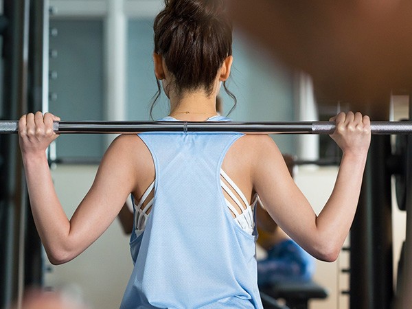 二の腕のたるみ ひじを伸ばして筋トレで解消