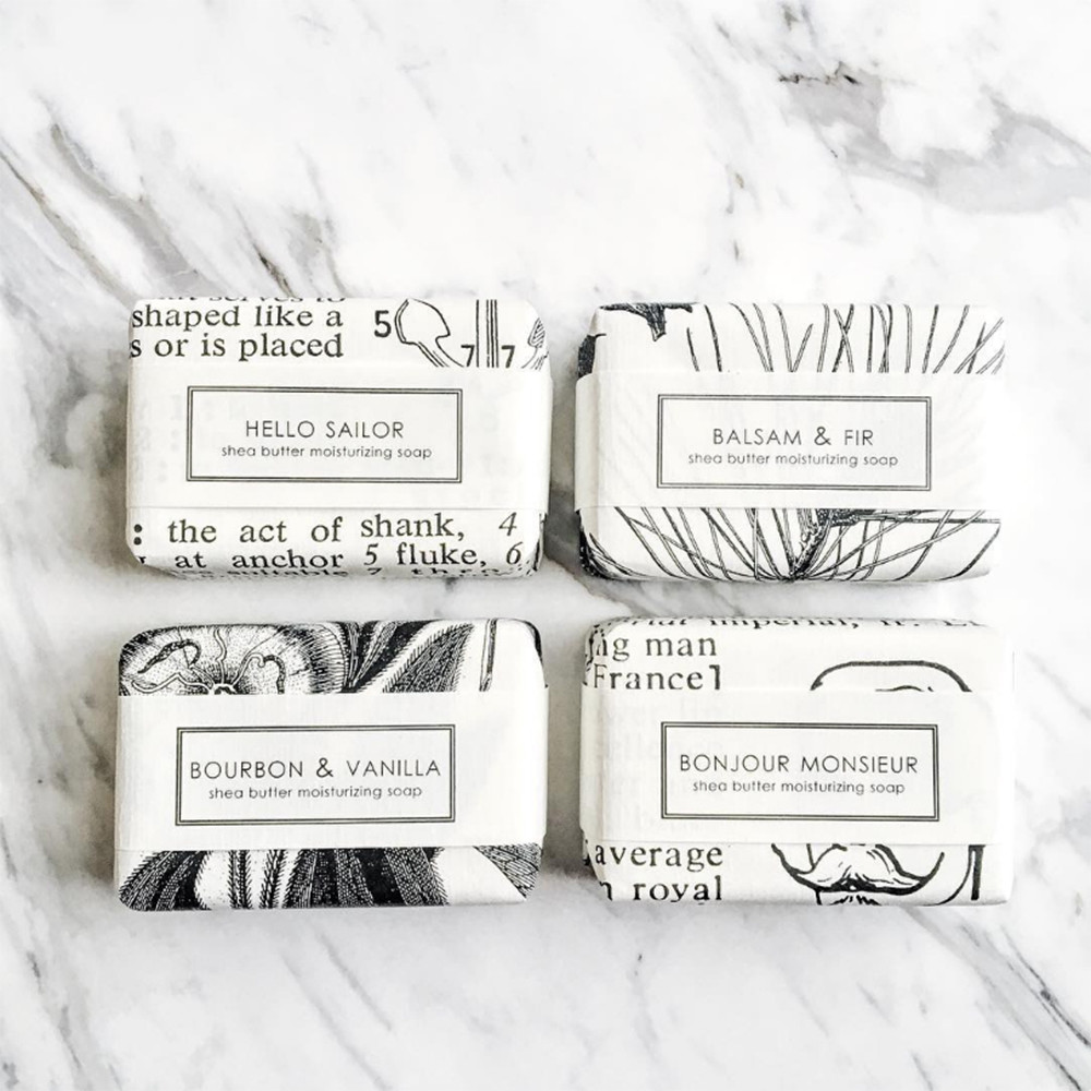 梔子花有一種輕盈透明，讓人想親近的柔和花香，香奈兒在特殊專櫃才買得到的特殊香水中，就有一款梔子花香，並且用透明的烏干紗布料來代表這香氣的感覺。傳統梔子花不常見但有非常怡人又不華麗的花香，加上一點檸檬，