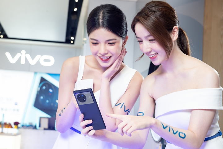 vivo 在台推出 X80 旗艦機，延續和蔡司合作、加入 V1+ 自研晶片，售價 27990 元