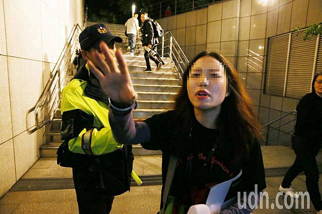 一名中國籍女子因在蔡依林演唱會拍攝，違反規定遭請出場，因情緒不穩攻擊現場拍攝媒體。記者曾原信／攝影