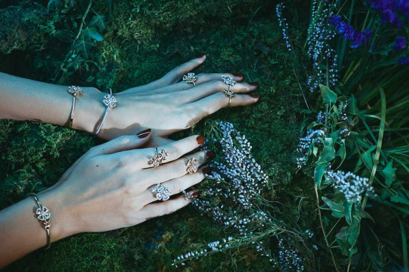 BVLGARI全新限量「Fiorever系列」玫瑰金雙花戒指╱139,400元；白K金鑽戒╱307,400元；白K金鑽石手鐲╱697,000元（圖片提供╱BVLGARI）