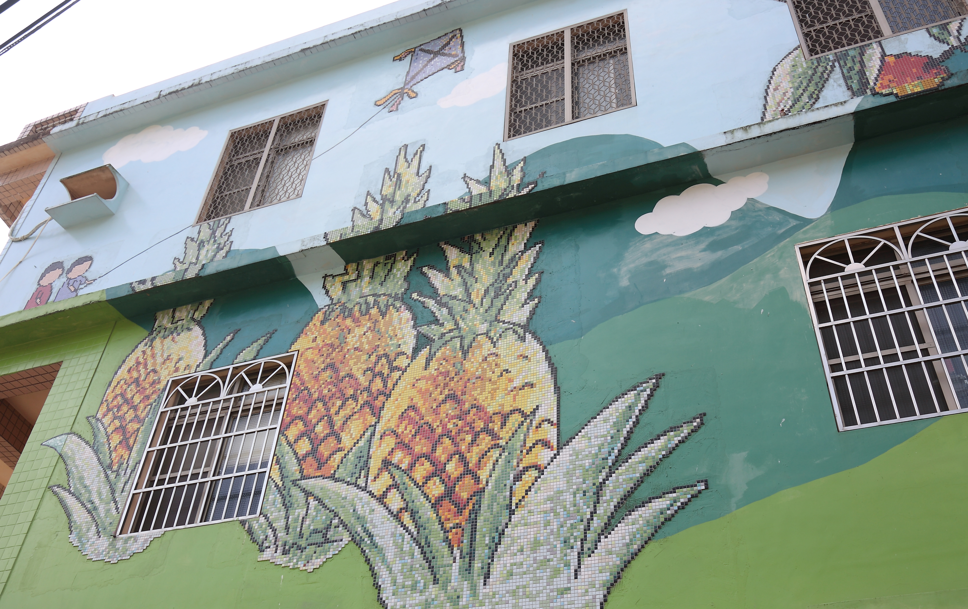 社區內許多建築物外牆都畫上可愛的鳳梨圖案 (攝影/Carter)