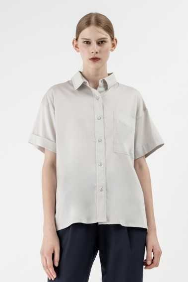 選用高級天絲棉，具良好垂墜度及高雅光澤。天絲棉落肩襯衫$1,780