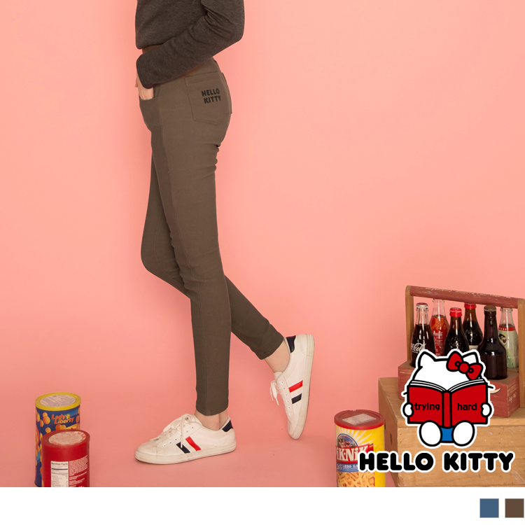選用舒適柔軟的親膚彈性布料，讓你活動自在又輕盈。 經典高腰寬腰頭設計，收腹修身打造視覺名模長腿。 後口袋KITTY印花，簡單點出整體重點，可愛優俏皮活潑。 此款2色合身長褲，簡單搭配出你的休閒時尚感。