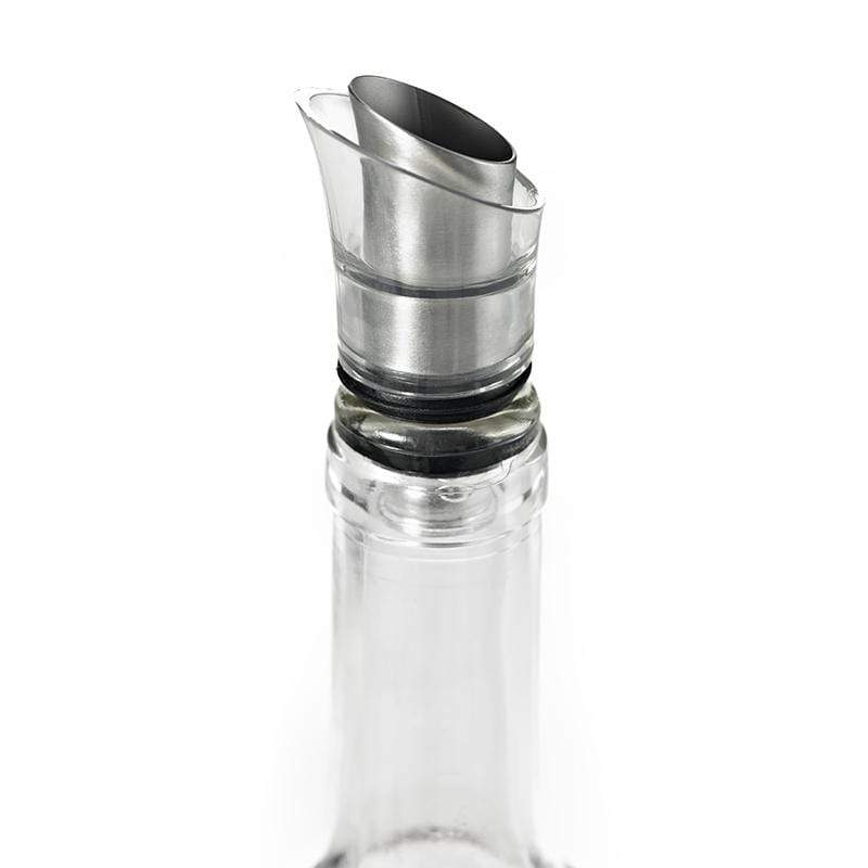 產品特色 適用於各種飲品，尤其適用於葡萄酒 是注酒器，能將不慎倒出來的酒滴，從外圍透明處瓶口接住並回收於瓶內 也是酒塞，當不倒酒時，因有鋼珠設計，可擋住外來空氣 造型簡潔時尚 產品介紹 AdHoc :