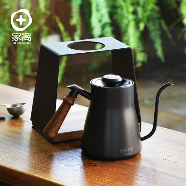 ．手沖壺對應IH爐、電磁爐 ．手沖架防刮耐汙，不傾倒 ．細口壺嘴，穩定水流量 ．耐熱實木板，隔熱防水
