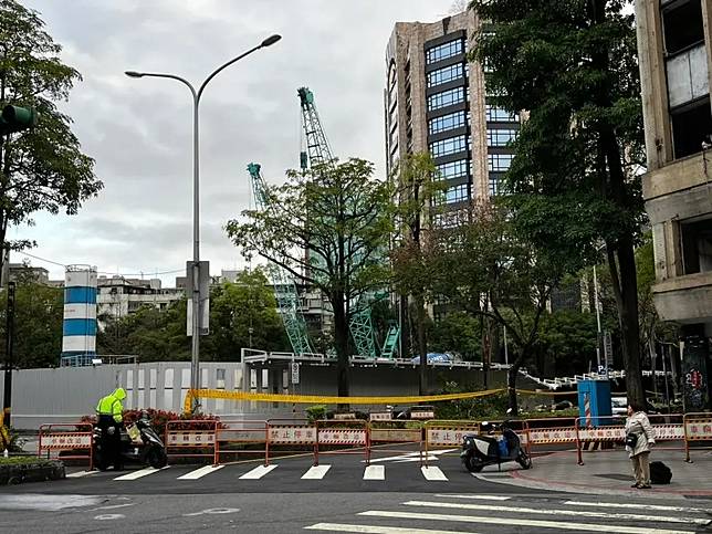 北市慶城街工地路面塌陷。（圖／NOWnews今日新聞　記者張勵德拍攝）