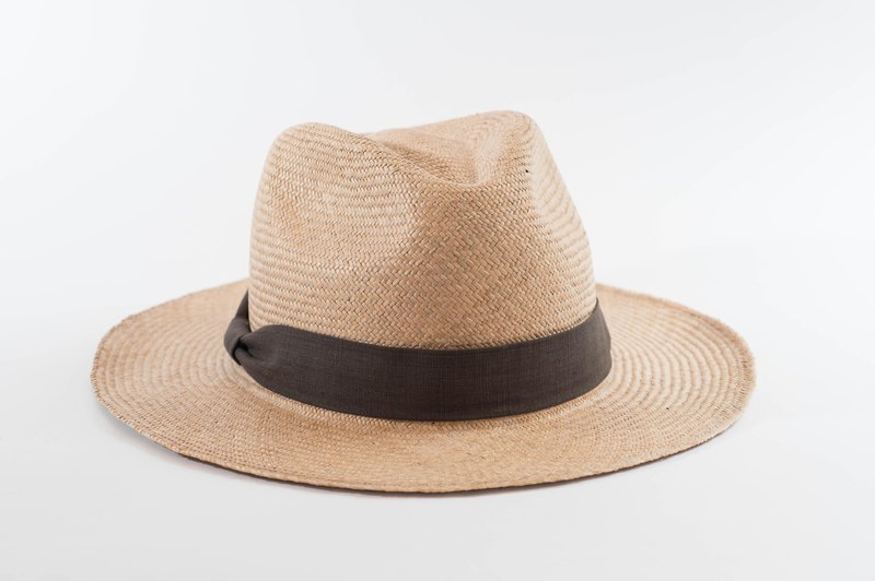 苑裡的藺草帽過去曾為外銷日本的大宗，而藺子的紳士帽便是承襲傳統的老派經典。藺草具有吸濕排汗的效果，編織成草帽，除了實用之外，更能為日常的穿搭增添風采。