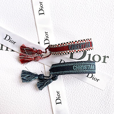 從部落飾物中汲取靈感不對稱巧思的設計細膩點綴引人傾心可單個或兩個同時佩戴