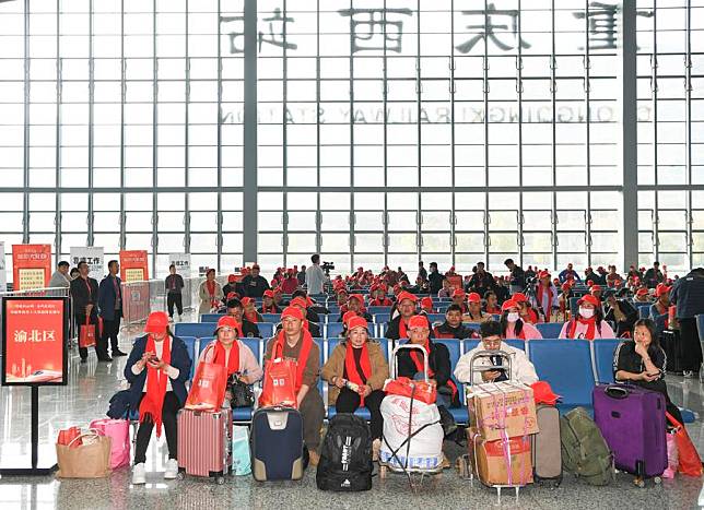 Migrant workers wait to board train G3729 at the waiting hall of Chongqing West Railway Station in southwest China's Chongqing Municipality, Feb. 19, 2024. (Xinhua/Wang Quanchao)