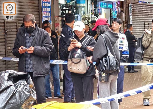 有住戶帶同寵物貓逃生。(張駿勤攝)