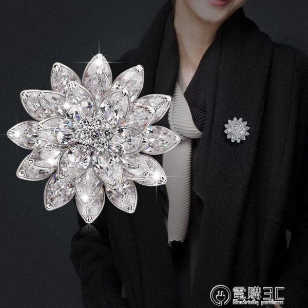 絲巾扣奢華鋯石胸針女韓版水晶山茶花披肩扣時尚大衣胸花開衫別針配飾品 電購3C