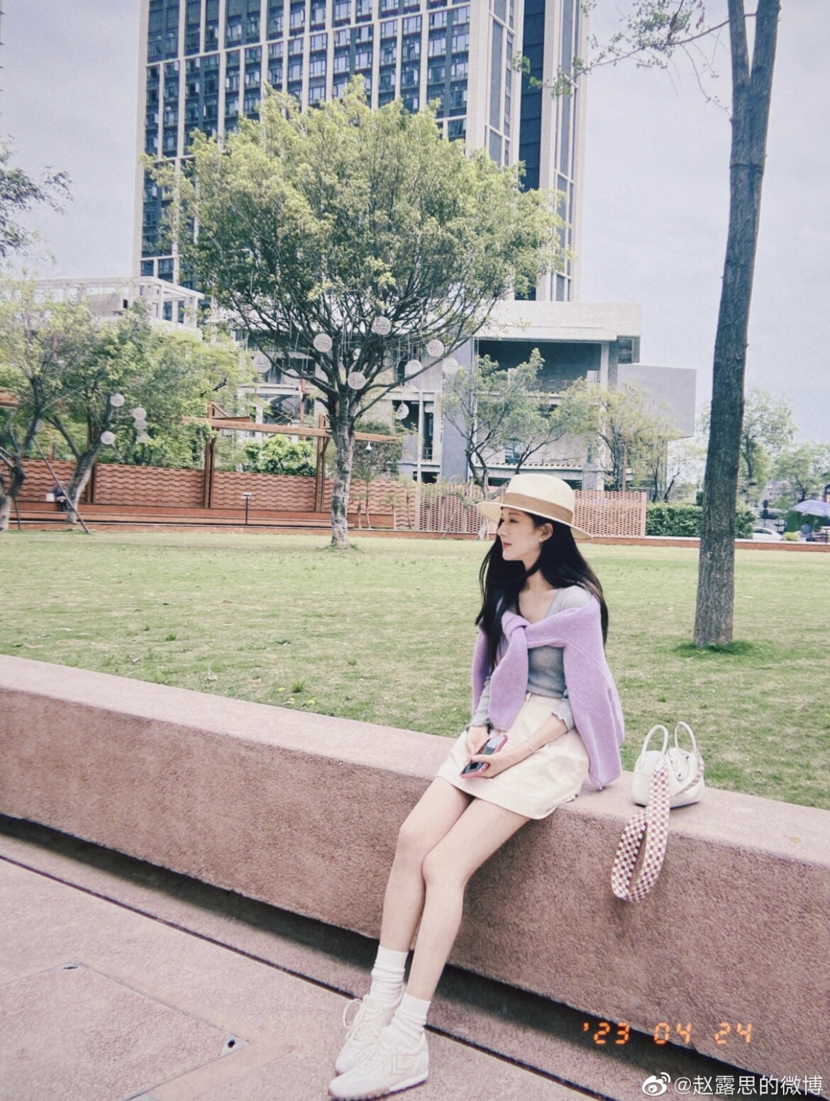 2023趙露思私服同款包包：跟著揹PEDRO質感和年輕兼具、「這一牌」過半超厲害！