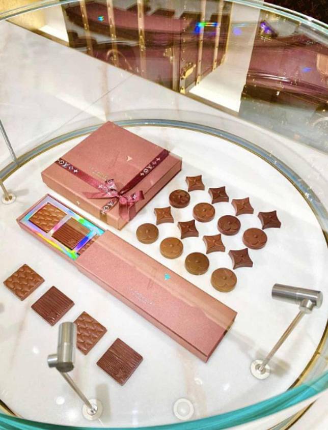 Le Café V, TOKYO – Luxurious Louis Vuitton Cafe At Ginza, With Cakes From  ¥2300 (SGD23) 