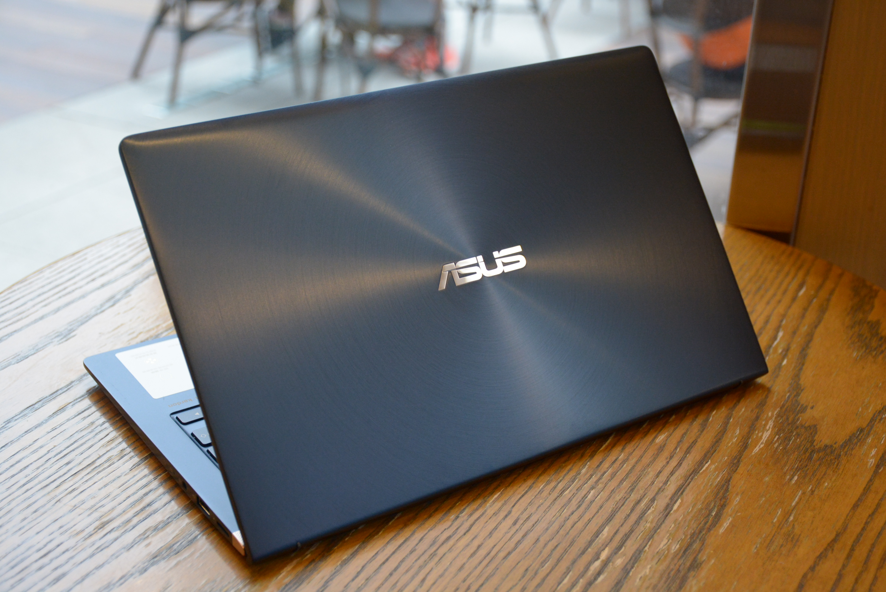 Asus ZenBook 14 UX433FN 評測：全球最小 14 吋筆電，螢幕占比 92%、觸控板變數字鍵