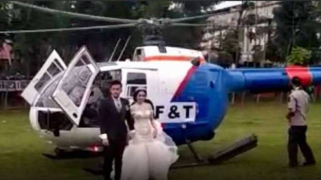 Pasangan pengantin di Sumatera Utara yang diduga menggunakan Helikopter milik kepolisian saat menikah, Minggu (25/2/2018)