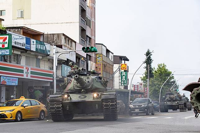 解放軍步步進逼 國軍「戰力強」戰車直接上街演習