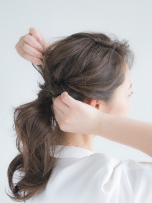 アクセなしで決まる 大人のこなれひとつ結び