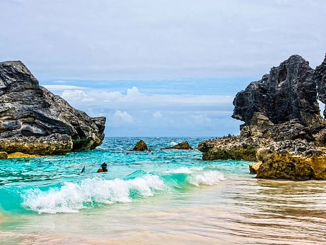 Tak Hanya Putih atau Kecokelatan, Ini 11 Deretan Pantai Paling Berwarna di Dunia