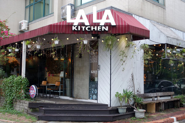 新竹東區竹科人及交大學生聚餐約會美式餐廳，LALA Kitchen新美式餐廳新竹科園店，餐點份量多楓糖鬆餅炸雞超好吃(含LALA Kitchen菜單) 