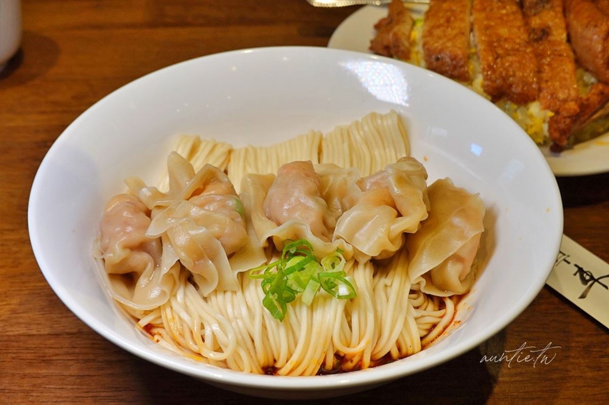 排隊超夯「平民版鼎泰豐」！招牌必點黃金排骨蛋炒飯，鮮蝦抄手Ｑ彈又夠味