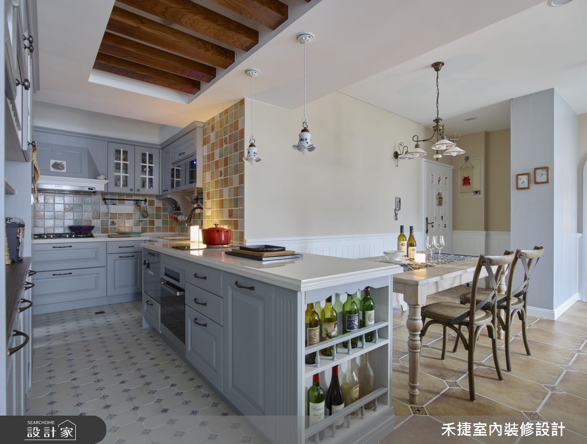 溫馨舒適鄉村風設計，餐廳區在開放式廚房一旁，地板使用大地色系的大磚面，接合處配以菱形小磚面的花磚，廚房地板使用較小白底的菱形紋磚面，牆面則搭配大地色系的淺棕、橘、米白、綠色花磚，以磚面配色做出空間區隔，混搭出較溫潤的空間調性。