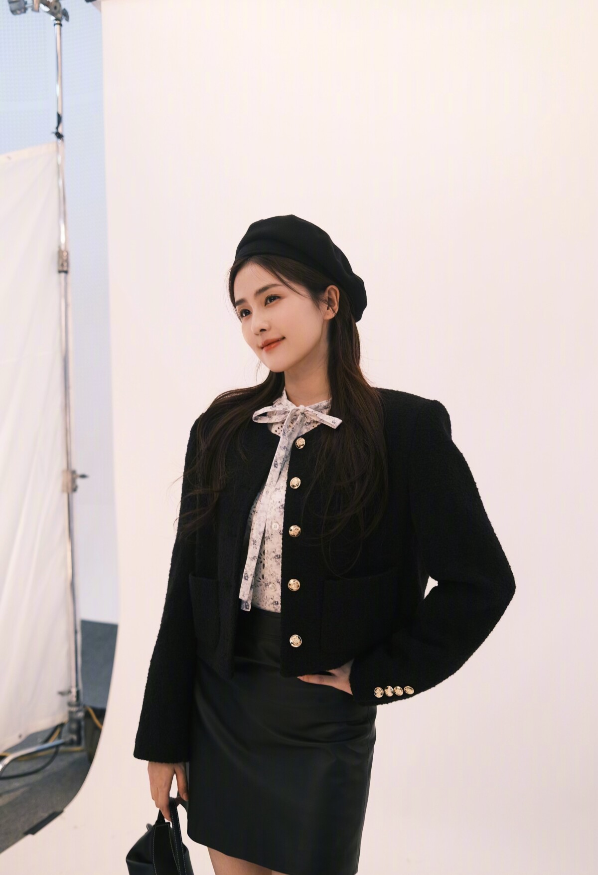 《以愛為營》白鹿戲外7大超減齡穿搭！秋冬亮色系針織衫是關鍵，泡泡袖元素修飾頭身比