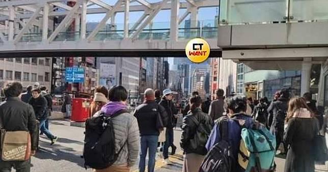 日車站驚見男子「吊掛陸橋欄杆」輕生　路人嚇傻：已經死了！