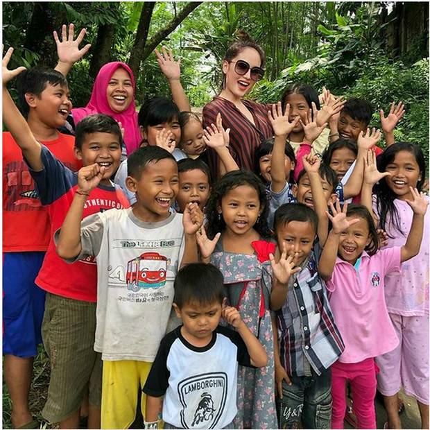Cinta laura bersama anak-anak yang disekolahkan oleh Yayasan Soekarseno Peduli