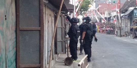 Image result for Polisi geledah rumah terduga teroris YF yang disebut Ketua JAD Cirebon