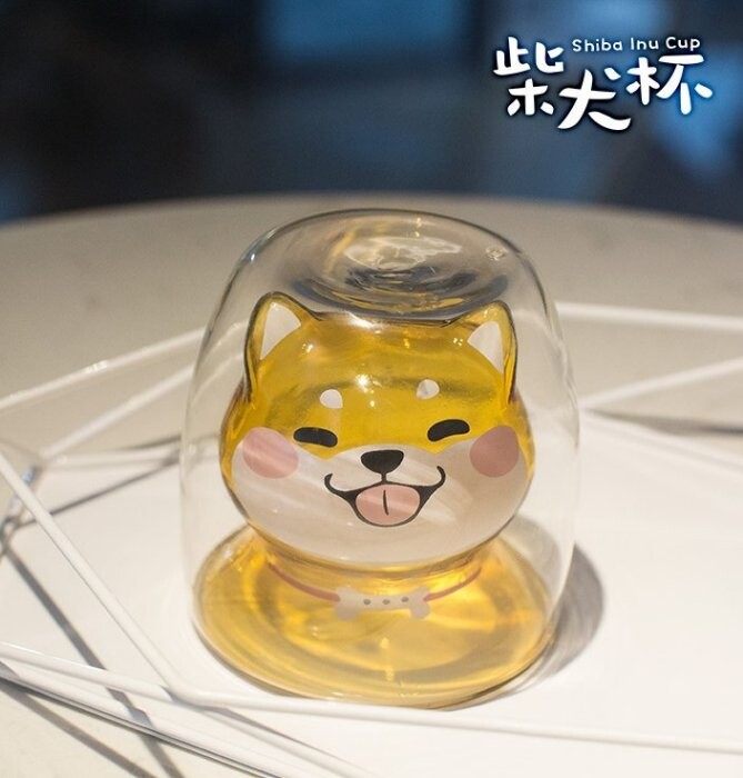 商品名稱: 倒立柴犬雙層玻璃杯 商品尺寸: 8.5*8.5*9cm 商品規格:一入 商品顏色: 黃棕色透明色 商品材質: 高硼矽玻璃 容量: 220 ml ( 7.4 oz ) 使用注意事項 1.不適