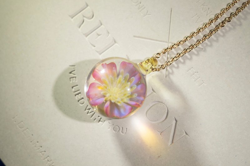 作品以king cherry 吉野櫻作主題，用上迷幻的色彩作吉野櫻的花芯及其五片花瓣，並保持玻璃通透感。底鋪部上了少量 跟宇宙星球同一物料的碎片(crushed opal), 象徵其短暫而璀璨的美。