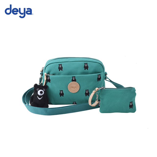 ◆ 臺灣在地生產製作◆ 手工刺繡工法圖樣◆ 可收納A5尺寸書籍◆ 可肩背/斜背◆ 附可拆、可調節背帶◆ 附贈deya熊玩偶、零錢包