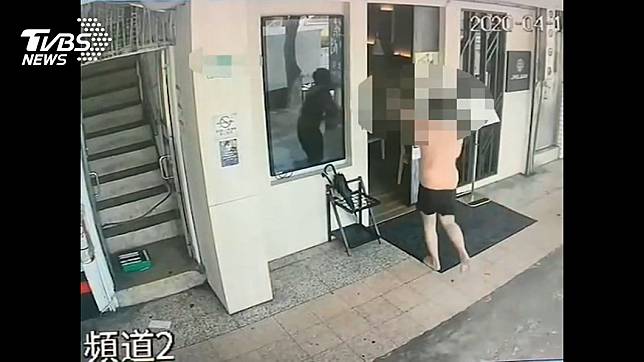 持刀闖火鍋店！　21歲男遭警壓制竟猝死