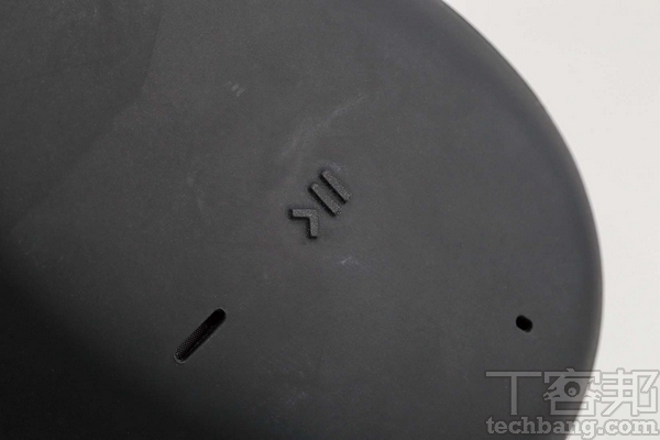 暫停播放鍵 右耳罩外部更有電話接聽與音樂暫停/播放多功能按鍵。