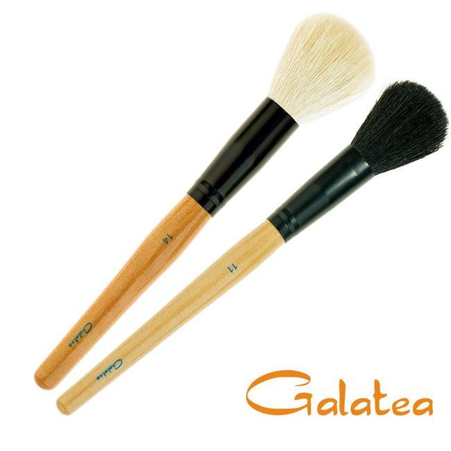 專業造型師才會使用的彩妝刷具近幾年來有越來越流行的趨勢，許多品牌都推出了給非專業人士用的專業刷具組，不但種類增加、分工也變得講究，使用起來也更得心應手，把彩妝發揮的淋漓盡致。專櫃的彩妝刷具如MAC、植