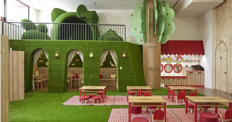 野餐區讓家人一同席地而坐，圍繞如同森林般的環境享受美食。(圖／Hello Kitty蘋果村）