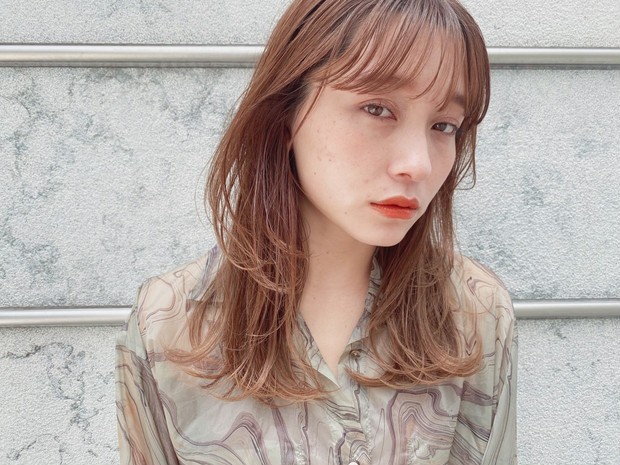 おすすめ秋ヘアスタイル インナーレイヤーで後れ毛アレンジに 大人可愛いナチュラルミディロング