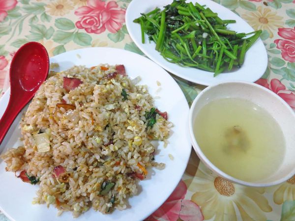 【台北美食】洪媽媽小吃部-大份量又美味的炒飯