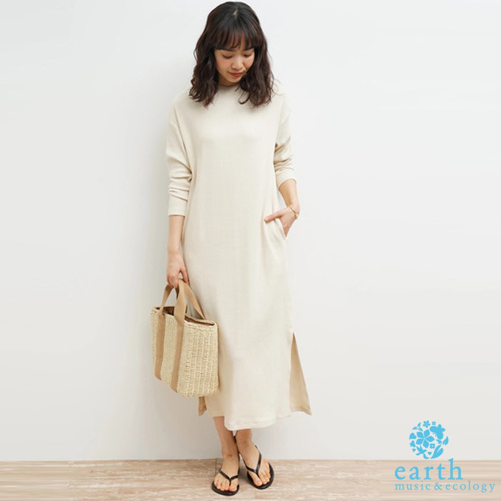 【商品特色】 寬鬆舒適的休閒剪裁打造優雅女孩的形象正反兩穿都好看【商品材質尺寸】材質本布: 聚酯纖維66% / 嫘縈32% / 聚氨酯纖維2%別布: 棉98% / 聚氨酯纖維2%尺寸胸圍 108cm總