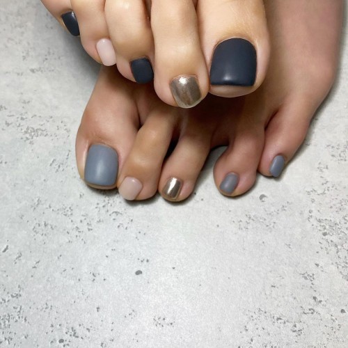 今すぐ真似したい シンプルなのにおしゃ見え抜群のフットネイルデザイン4選