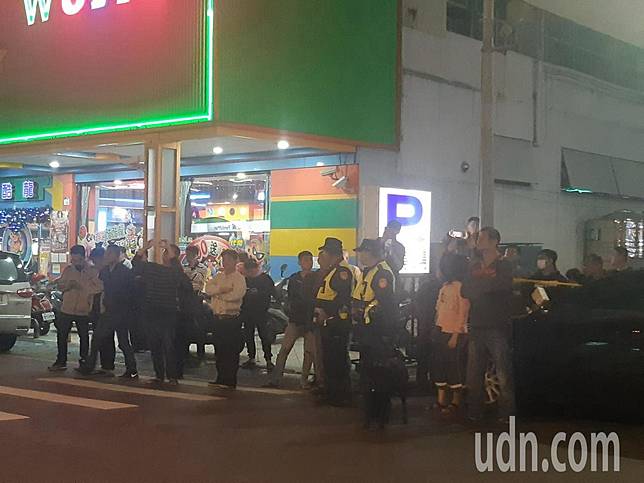 高雄民宅有可疑爆裂物犯嫌窩藏其中，警方圍起封鎖線。記者賴郁薇／攝影