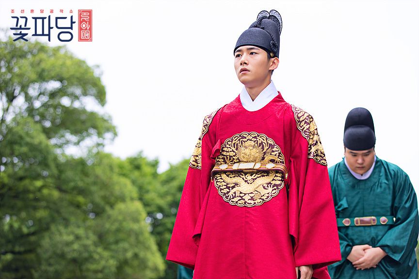 8位韓劇的年輕帝王，《花黨》徐志焄溫柔，劉亞仁氣場全開！原來丁海寅也演過皇上