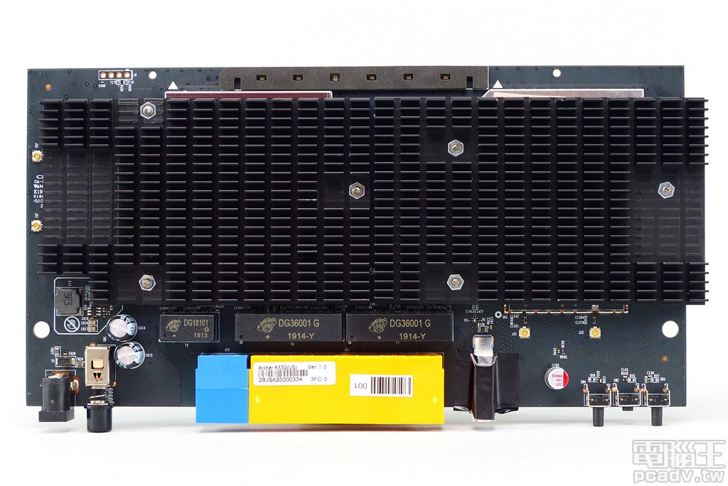 ▲ 卸除 Archer AX50 外殼，即可見到被大型黑色散熱片所覆蓋的電路板。
