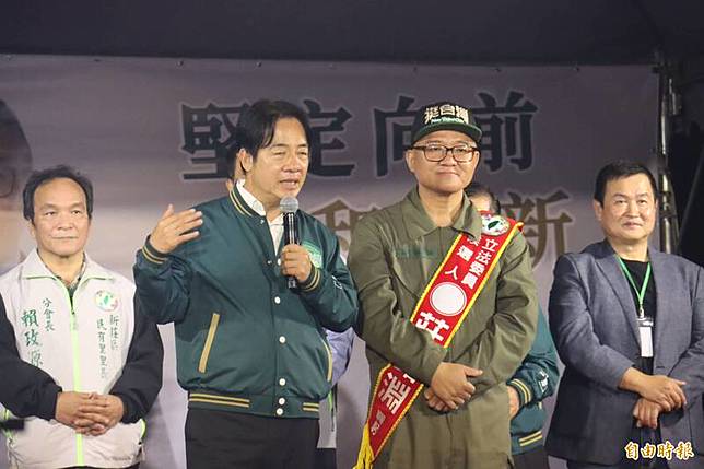 民進黨總統參選人賴清德痛斥，「票投民進黨、青年上戰場」是假消息，是中國的認知作戰。(記者翁聿煌攝)